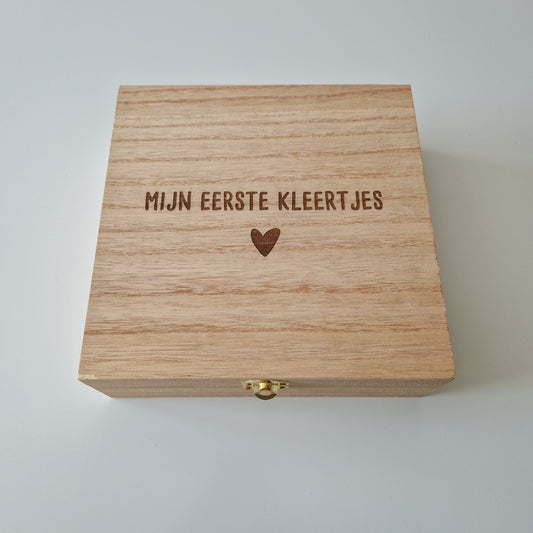 Houten bewaarkistje - Mijn eerste kleertjes